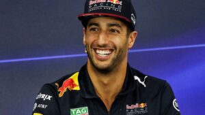 F1 GP Cina Shangai 2018: Ricciardo vince, Vettel penalizzato da Verstappen. Daniel Ricciardo ha vinto con merito la terza prova del Mondiale di Formula Uno sul circuito di Shangai in Cina. Partenza forte per Vettel che chiude la porta al compagno di scuderia, Kimi Raikkonen. 